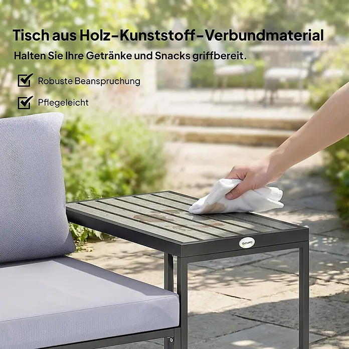 Outsunny Loungemöbel-Set - Grau - Ein Outdoor-Beistelltisch aus Holz-Kunststoff-Verbundmaterial mit schwarzem Metallgestell, von einer Hand abgewischt.