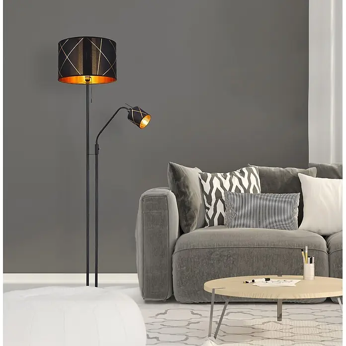 Globo Stehleuchte Tulivar - 40 W, Höhe: 1.750 mm, E14 - Schwarze Stehlampe mit zwei Leuchten und goldgefütterten Schirmen, steht in einem modernen Wohnzimmer neben einem grauen Sofa.