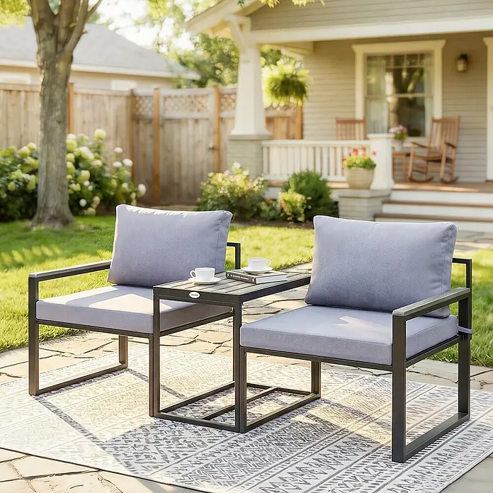 Outsunny Loungemöbel-Set - Grau - Outdoor-Sitzgruppe: zwei schwarze Metallstühle mit grauen Polstern und integriertem Latten-Beistelltisch auf einem Terrassenteppich.