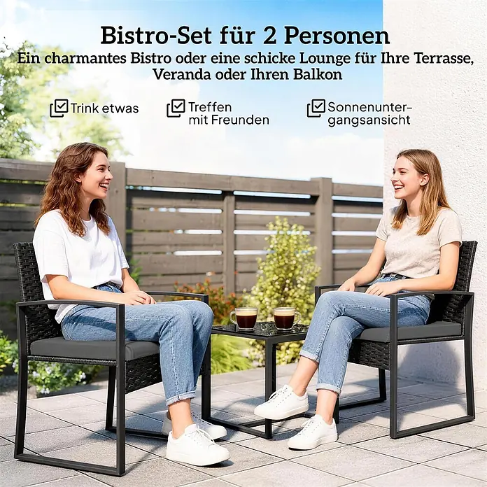 Outsunny Loungemöbel-Set - PE-Rattan, Dunkelgrau - Zwei Frauen entspannen auf einem schwarzen Rattan-Bistro-Set mit grauen Kissen und passendem Tisch auf einer Terrasse.