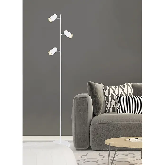 Globo Stehleuchte Robby - 5 W, Höhe: 1.540 mm, GU10 - Weiße Stehleuchte mit drei verstellbaren Strahlern, die ein graues Sofa im modernen Wohnzimmer beleuchtet.