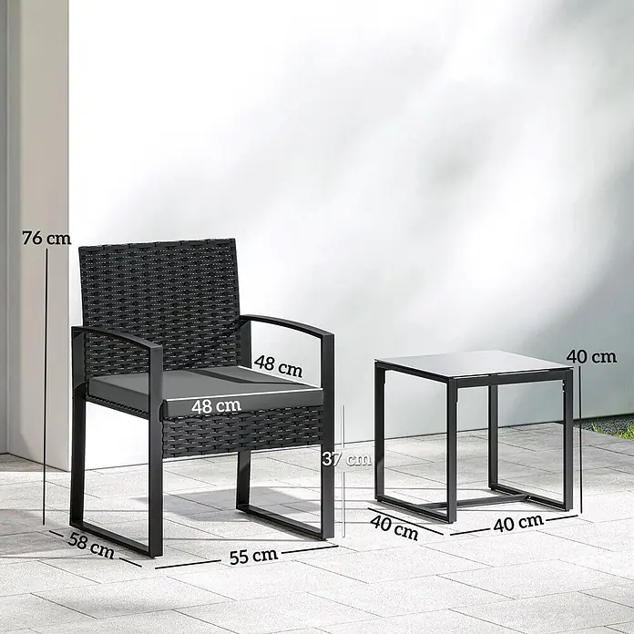 Outsunny Loungemöbel-Set - PE-Rattan, Dunkelgrau - Schwarzer Outdoor-Sessel mit grauem Kissen und passendem Beistelltisch mit Glasplatte auf einer Terrasse, Maße angegeben.