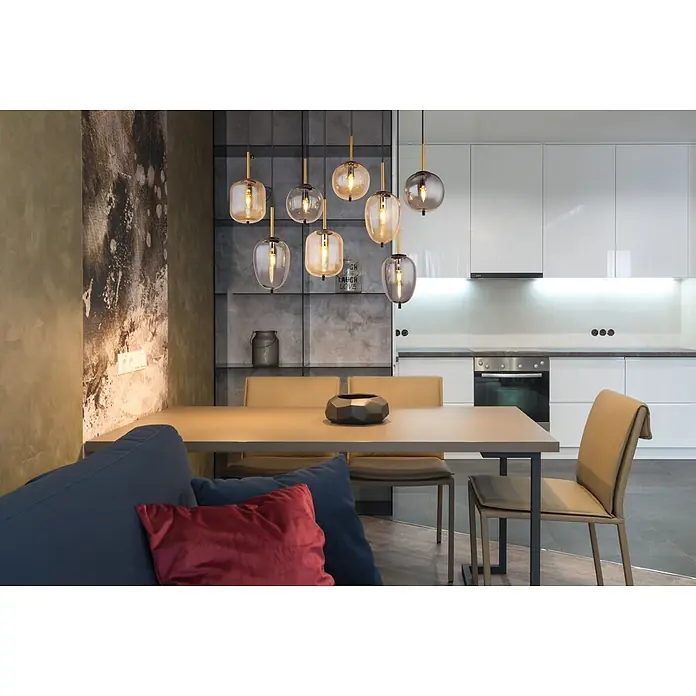 Globo Pendelleuchte Tulivar - 40 W, L x B x H: 1.025 x 340 x 1.200 mm - Moderner Essbereich und Küche mit eleganten weißen Schränken. Stilvolle Pendelleuchten aus Glas hängen über einem langen Tisch.