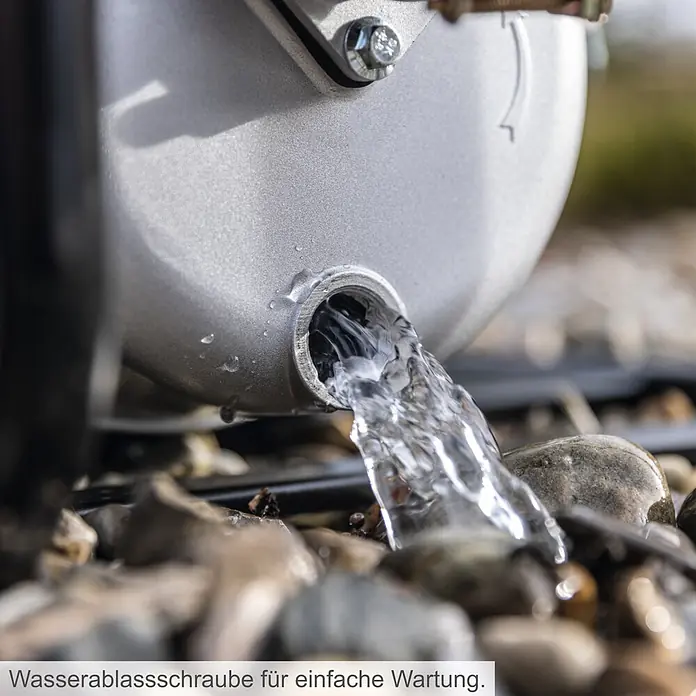 Scheppach Benzin-Pumpe PWP32 - 3,9 kW, Max. Fördermenge: 32.000 l/h - Silbernes Metall-Wasserablass, aus dem Wasser auf Kieselsteine fließt, für einfache Wartung.