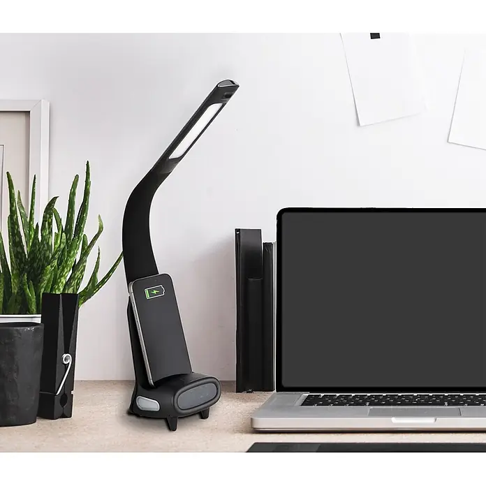 Globo LED-Tischleuchte Malik - 10 W, L x B x H: 250 x 100 x 500 mm - Schwarze flexible Schreibtischlampe mit integrierter Handyhalterung, kabelloser Ladefunktion und digitaler Uhr, auf einem Schreibtisch.