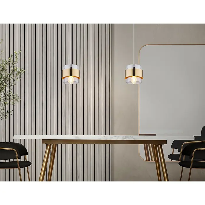 Globo Pendelleuchte Milley - 60 W, Ø x H: 18 x 120 cm, E27 - Zwei moderne Pendelleuchten mit goldenen Bändern und klaren Glasschirmen beleuchten einen Esstisch.