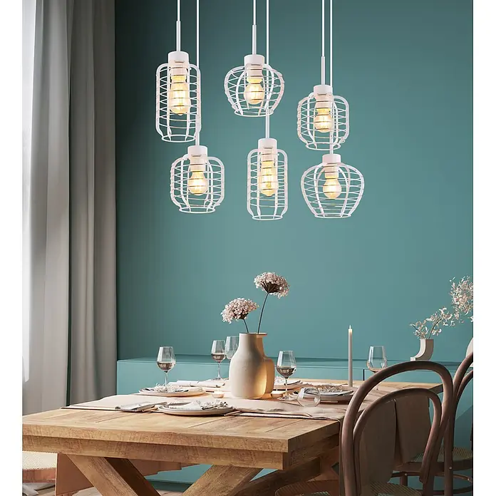 Globo Pendelleuchte Nesa - 60 W, L x B x H: 775 x 330 x 1.200 mm, E27 - Sechs weiße industrielle Käfig-Pendelleuchten hängen über einem Holzesstisch.