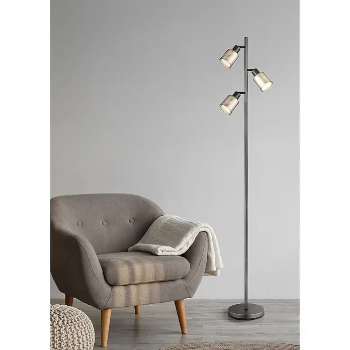 Globo Stehleuchte Villegas - 25 W, Höhe: 1.610 mm, E14 - Dunkelgraue Stehlampe mit drei verstellbaren Strahlern, neben einem grauen Sessel platziert.