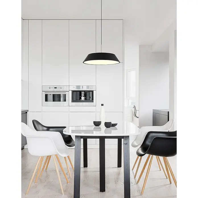Globo LED-Pendelleuchte rund Silena - 24 W, Ø x H: 400 cm x 1.800 mm, Warmweiß - Moderner Essbereich mit rundem weißen Tisch und schwarzen/weißen Stühlen mit Holzbeinen in einer hellen, minimalistischen Küche.