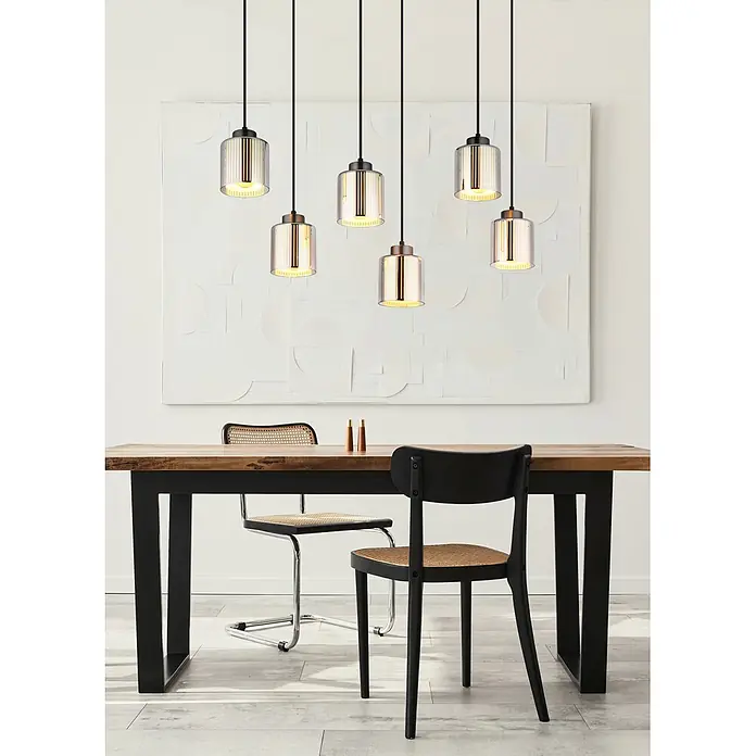 Globo Pendelleuchte Felicia - L x B x H: 830 x 300 x 1.200 mm, 60 W, E27 - Mehrere Pendelleuchten mit klaren, gerippten Glasschirmen und dunklen Metallakzenten über einem Esstisch.