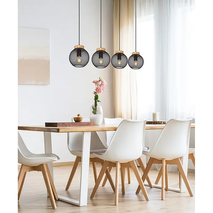 Globo Pendelleuchte Pablo - 40 W, L x B x H: 950 x 200 x 1.200 mm, E27 - Vier schwarze Gitter-Pendelleuchten mit Holzoberseiten und sichtbaren Glühbirnen über einem modernen Esstisch.