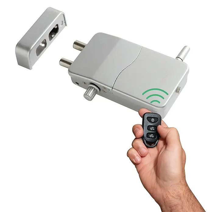 Arregui Cerradura electrónica CI10 - Plateado, Apto para: Puertas, Señal de alarma: 110 dB - Cerradura electrónica plateada y contraplaca con una mano sosteniendo su mando a distancia negro.