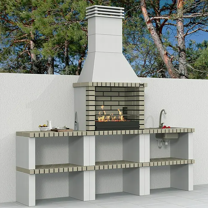 Collippo Alvor Barbacoa de obra - An x Pr x Al: 86 x 47 x 224 cm, Superficie parrilla: 64 x 38 cm, Hormigón, Gris - Imagen de una barbacoa exterior de ladrillo con fregadero y estantes de almacenamiento, ideal para el jardín. El fuego ya está encendido.