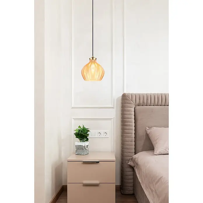 Globo Pendelleuchte Jessica - Höhe: 1.200 mm, 60 W, E27 - Amberfarbene gerippte Glas-Pendelleuchte mit Messingakzent, über einem Nachttisch im Schlafzimmer.