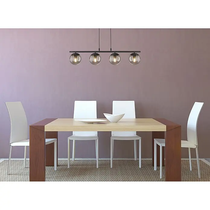 Globo Pendelleuchte Blama - L x B x H: 90 x 15 x 120 cm, Schwarz - Esstisch mit heller Holzplatte, dunklen Beinen, weißen Stühlen und schwarzem Kronleuchter mit Glaskugeln.