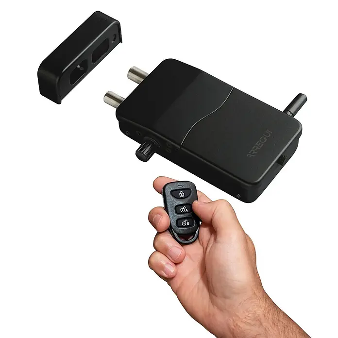 Arregui Cerradura electrónica CI10 - Negro, Apto para: Puertas, Señal de alarma: 110 dB - Cerradura inteligente electrónica negra con sensor y una mano sosteniendo su control remoto.