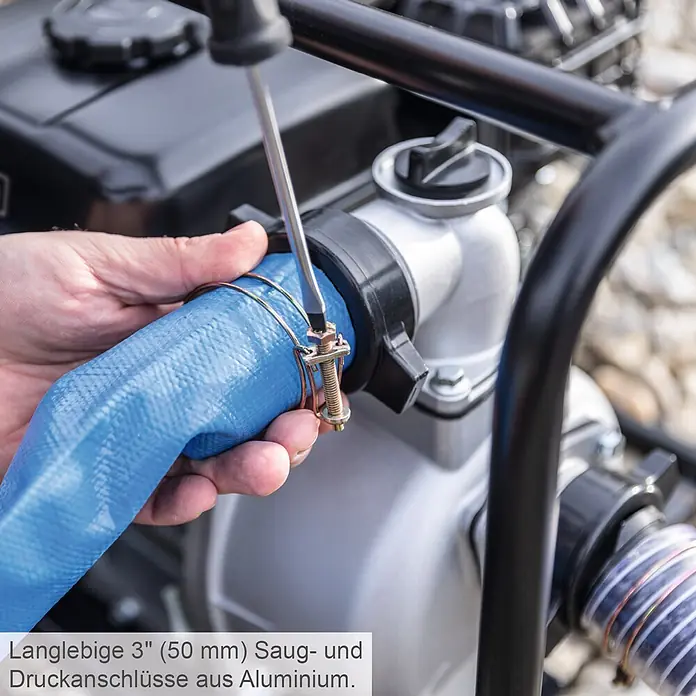 Scheppach Benzin-Pumpe PWP60 - 3,9 kW, Max. Fördermenge: 60.000 l/h - Eine Hand zieht eine Schlauchschelle an einem blauen Schlauch fest, der an eine Pumpe mit langlebigen 3" (50 mm) Aluminiumanschlüssen angeschlossen ist.