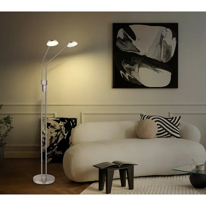 Globo LED-Deckenfluter Silvio - 6,5 W, Höhe: 1.720 mm - Zweiköpfige Stehleuchte aus satiniertem Nickel mit verstellbaren Lichtern, die ein modernes Wohnzimmer beleuchtet.