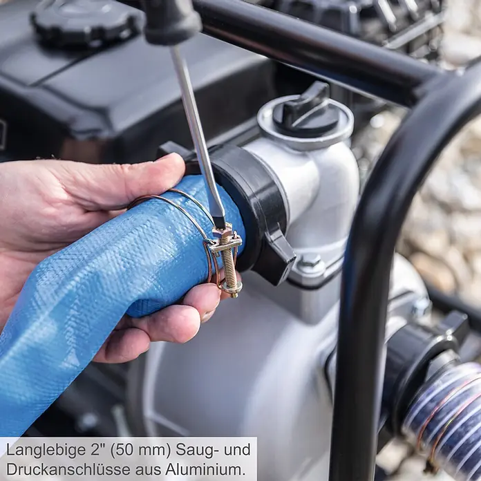 Scheppach Benzin-Pumpe PWP32 - 3,9 kW, Max. Fördermenge: 32.000 l/h - Hand befestigt blauen Schlauch an der 2" (50 mm) Aluminium-Pumpe mit Metallschelle und Schraubendreher.