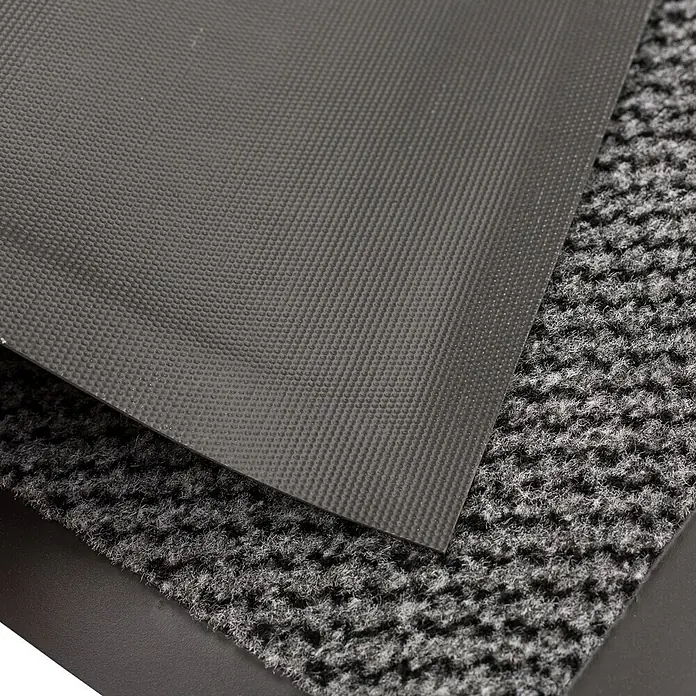 Astra Schmutzfangmatte Achat - Anthrazit/Grau, 120 x 80 cm, Material Nutzschicht: 100 % Polypropylen - Nahaufnahme einer robusten, grauen Fussmatte mit einer rutschfesten Rückseite, ideal für den Innenbereich, um Schmutz effektiv aufzufangen.