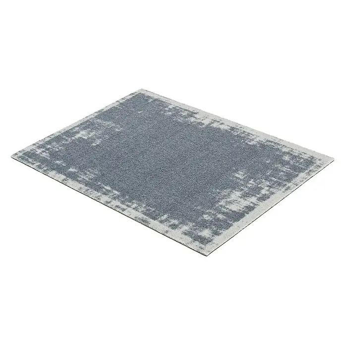 Astra Miabella Fußmatte Unibordüre - Blaugrau, 50 x 70 cm - Ein rechteckiger grauer Teppich mit einem hellen, abgenutzten Rand liegt auf einem schwarzen Hintergrund. Schlichtes Design für modernes Wohnen.