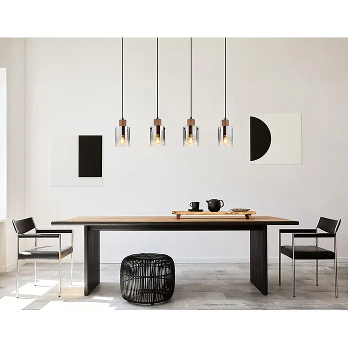 Globo Pendelleuchte Underwood - 40 W, L x B x H: 1.050 x 120 x 1.200 mm, E27 - Vier Pendelleuchten mit schwarzen Kabeln, Holzaufsätzen und geriffelten Glasschirmen hängen über einem Esstisch.