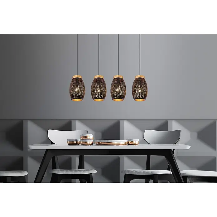 Globo Pendelleuchte Narri - 40 W, L x B x H: 900 x 150 x 1.200 mm - Vier schwarze und goldene Pendelleuchten mit Lochmuster über einem modernen Esstisch mit passenden goldenen Schalen.