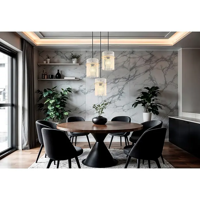 Globo LED-Pendelleuchte rund Gorley - 60 W, Ø x H: 47 x 140 cm, Sandfarben - Ein modernes Esszimmer mit einem runden Holztisch, dunkelgrauen Stühlen und drei zylindrischen Pendelleuchten, die warmes Licht spenden.