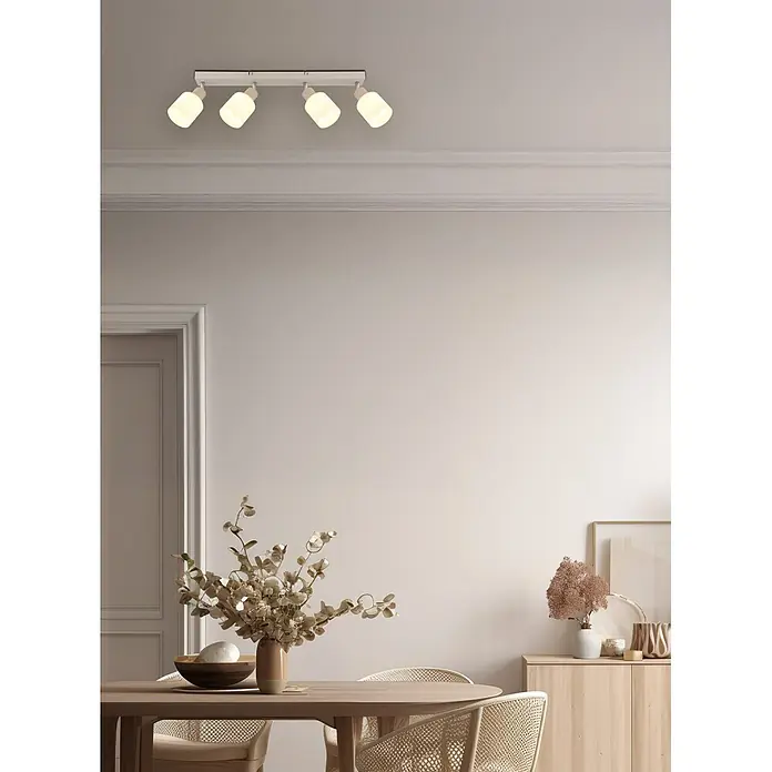 Globo Wand- & Deckenleuchte Trent - 25 W, L x B x H: 56 x 8 x 18,5 cm, Sandfarben, E14 - Weiße 4-flammige Deckenleuchte an einer hellen Decke beleuchtet den Raum.