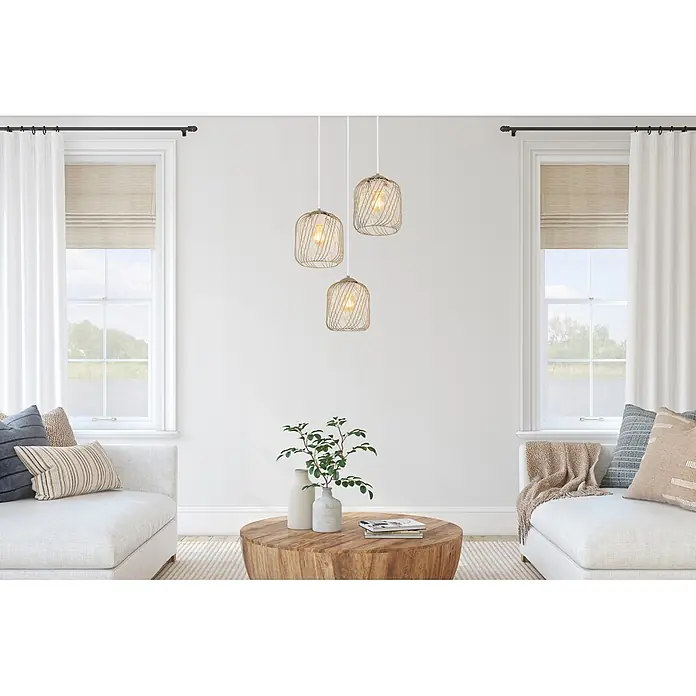 Globo Pendelleuchte rund Dichti - 40 W, Ø x H: 39,4 x 150 cm, Sandfarben, E27 - Modernes Wohnzimmer mit drei goldenen Käfig-Pendelleuchten über einem runden Holztisch, dazu helle Sofas.