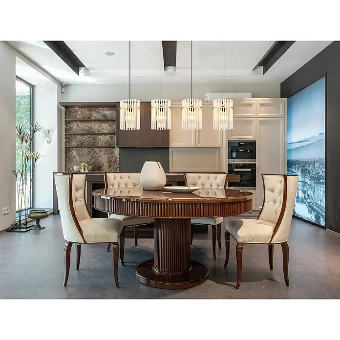 Globo Pendelleuchte Gorley - 60 W, L x B x H: 1.100 x 200 x 1.400 mm, E27 - Eleganter runder Esstisch aus dunklem Holz mit cremefarbenen Polsterstühlen in einem modernen Interieur.