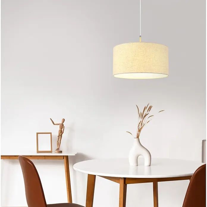 Globo Pendelleuchte rund Deleon - 60 W, Ø x H: 40 x 120 cm, Sandfarben, E27 - Beige Stoff-Pendelleuchte mit Trommelschirm über einem Essbereich.