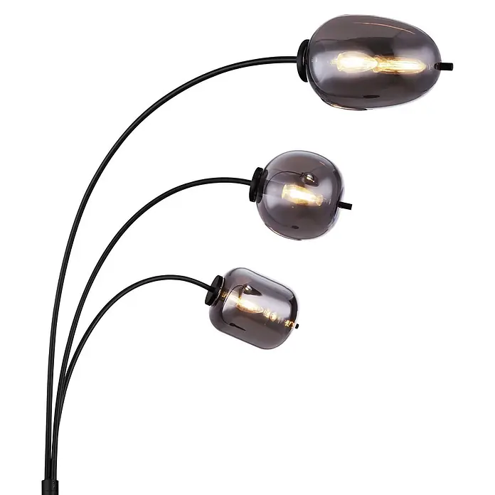 Globo Stehleuchte Blacky - 40 W, Höhe: 1.750 mm, E14 - Dreiflammige schwarze Stehlampe mit gebogenen Armen und drei rauchgrauen Glasschirmen mit leuchtenden Edison-Glühbirnen.