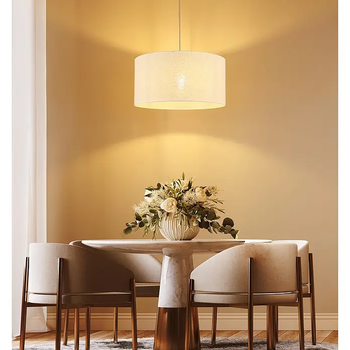 Globo Pendelleuchte Jule - 60 W, Ø x H: 50 x 120 cm - Runde Pendelleuchte mit Stoffschirm über einem Esstisch mit Stühlen.
