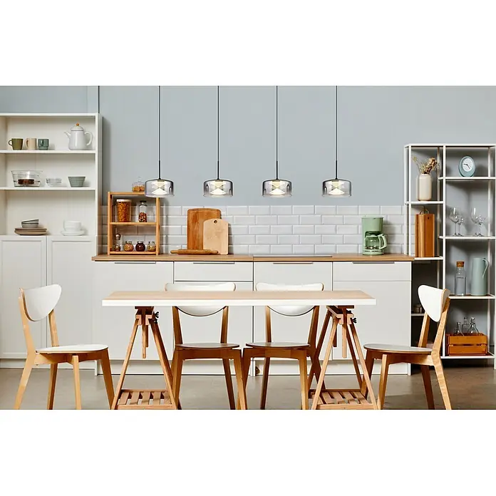 Globo LED-Pendelleuchte rund Belinda - 24 W, Ø x H: 15 x 150 cm - Esstisch aus hellem Holz und weiß mit vier Stühlen in einer modernen Küche, beleuchtet von vier Glas-Pendelleuchten.