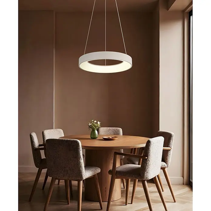 Globo LED-Pendelleuchte rund Gallegos - 48 W, Ø x H: 50 x 120 cm - Weiße runde LED-Pendelleuchte beleuchtet einen Esstisch in einem modernen Raum.