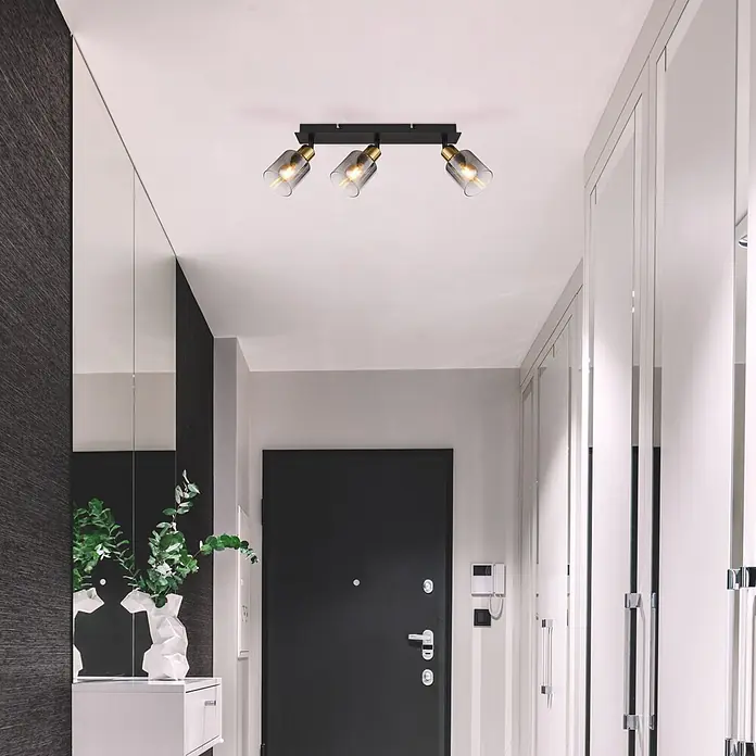 Globo Deckenstrahler Hollsy - 25 W, L x B x H: 40 x 8 x 18 cm, Schwarz, E14 - Schwarze Deckenleuchte mit drei Strahlern, goldenen Akzenten und Rauchglas, beleuchtet einen modernen Flur.