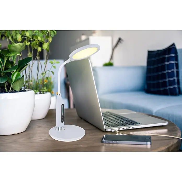 Globo LED-Tischleuchte Fruggy - 9 W, L x B x H: 300 x 185 x 407 mm - Weiße, flexible Schreibtischlampe mit leuchtendem Licht, auf einem Holztisch neben Laptop und Smartphone.