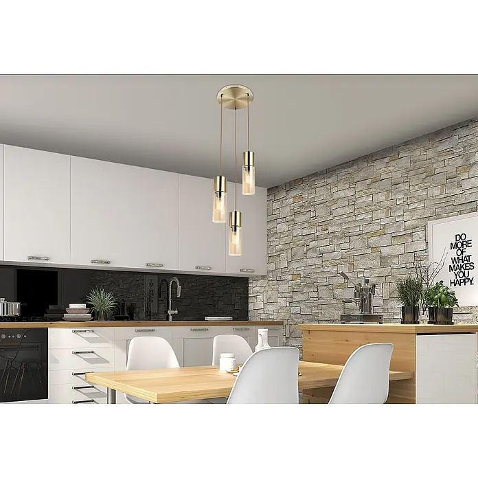 Globo Pendelleuchte Annika - 25 W, Ø x H: 30 x 150 cm - Ein Trio goldener und gläserner Pendelleuchten beleuchtet einen modernen Küchen-Essbereich.