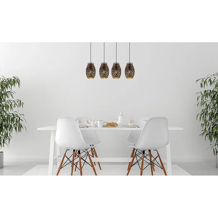 Globo Pendelleuchte Narri - 40 W, L x B x H: 900 x 150 x 1.200 mm - Vier gemusterte Pendelleuchten mit warmem Licht beleuchten einen modernen weißen Esstisch, der zum Frühstück gedeckt ist.