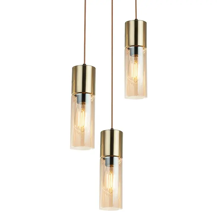 Globo Pendelleuchte Annika - 25 W, Ø x H: 30 x 150 cm - Drei Pendelleuchten aus Messing und bernsteinfarbenem Glas mit glühenden Glühbirnen, die an braunen Kabeln hängen.