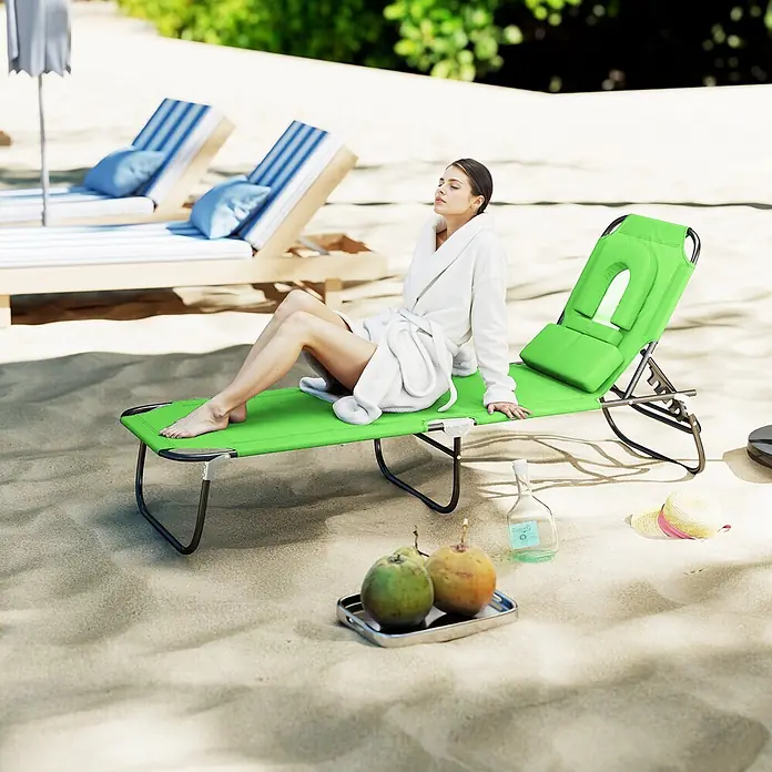 Outsunny Gartenliege - B x T: 56 x 190 cm, Grün, Polyester, Rückenlehne verstellbar - Grüner tragbarer Liegestuhl mit Gesichtsausschnitt für bequemes Liegen in Bauchlage, am Strand gezeigt.