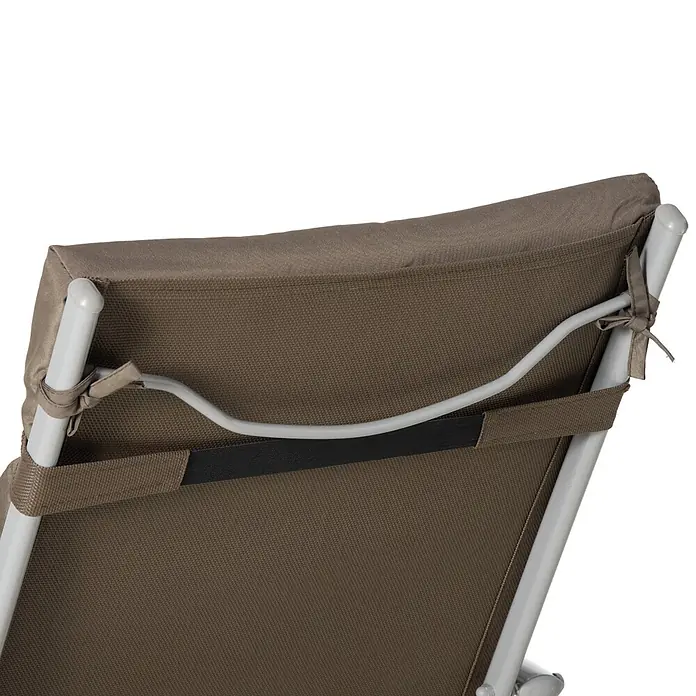 Outsunny Gartenliege - B x T: 63,5 x 190 cm, Braun, Metall, Rückenlehne verstellbar - Rückseite eines braunen Stoffstuhls mit hellgrauem Metallrahmen, mit Stoffbändern und einem schwarzen Gummiband befestigt.