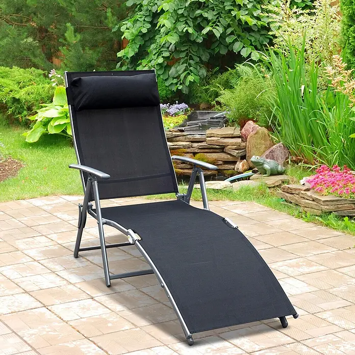 Outsunny Gartenliege - Schwarz, Metall, Rückenlehne verstellbar - Eine schwarze Stoff-Chaiselongue mit grauem Rahmen steht auf einer Terrasse in einem üppigen grünen Garten.