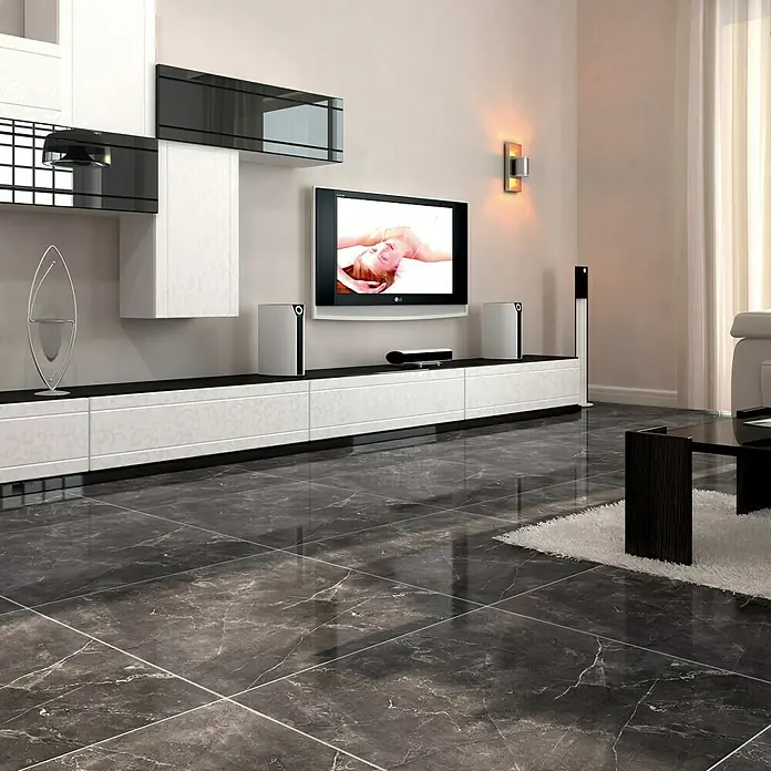 Feinsteinzeugfliese Premium Marble - 60 x 60 cm, Anthrazit, Glänzend - Modernes Wohnzimmer mit schwarzem Marmorboden, weißen Möbeln und einem Flachbildfernseher. Elegantes Interieur mit stilvollem Design.