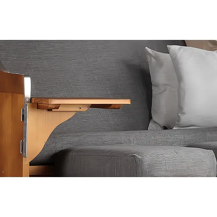 Bene Living Strandstuhl Strandkorb Komplettset Schleswig Pinie Braun PE Mokka Dessin 558 - Pinienholz. Polyrattan, Rückenlehne verstellbar, PE Mokka, B x T x H: 120 x 80 x 160 cm - Helles Holz-Seitenregal, an Bett/Sofa befestigt, neben grauen Polstern und weißen Kissen.