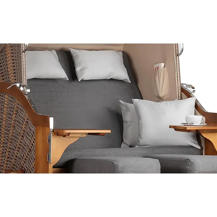 Bene Living Strandstuhl Strandkorb Komplettset Schleswig Pinie Braun PE Mokka Dessin 558 - Pinienholz. Polyrattan, Rückenlehne verstellbar, PE Mokka, B x T x H: 120 x 80 x 160 cm - Zweisitzer-Strandkorb mit braunem Geflecht und Holzrahmen, grauen Polstern, weißen Kissen und integrierten Beistelltischen.