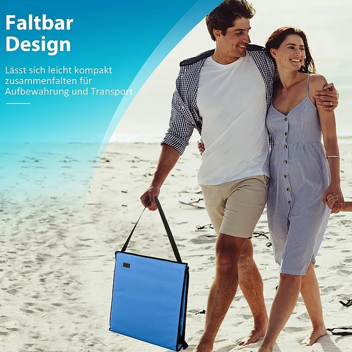 Outsunny Gartenliegen-Set - Blau, Stahl, Klappbar - Blaue faltbare Matte mit Gurt, von einem Mann am Strand getragen.
