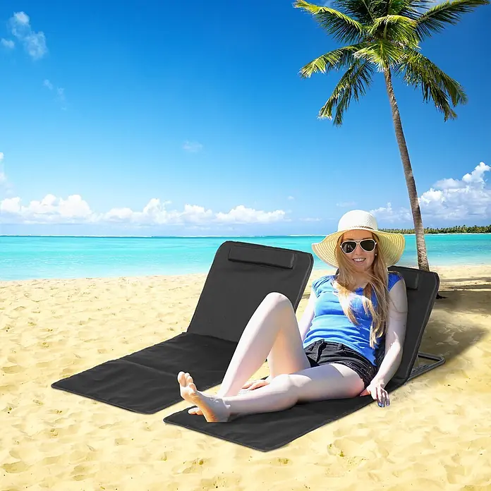 Outsunny Gartenliegen-Set - B x T: 48 x 134 cm, Schwarz, Stahl, Klappbar - Frau entspannt sich auf zwei schwarzen verstellbaren Strandmatten am Sandstrand.