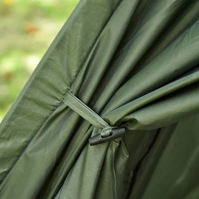 Outsunny Campingliege -  - Nahaufnahme von dunkelgrünem Zeltstoff, mit schwarzem Knebel im Freien gerafft.